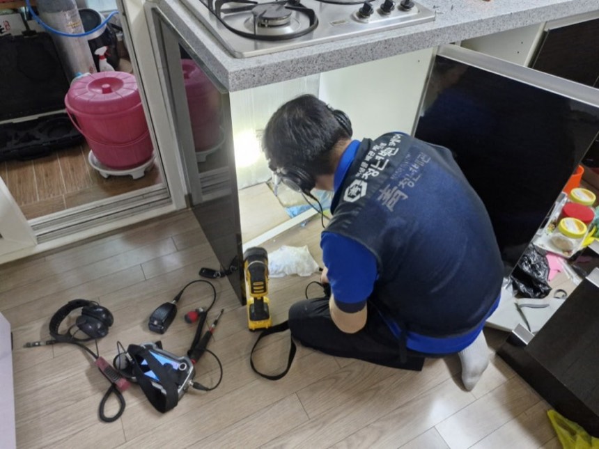 누수점검 시공사례 - 관악구 신림동 누수탐지 아랫집 천장누수 원인은 싱크대 아래 수도배관 부분교체 업체 해결기
